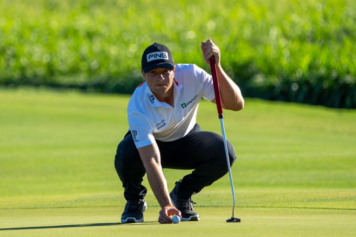 Viktor Hovland lines up his putt on the second hole during the final round of The Sentry golf tournament at Kapalua Golf