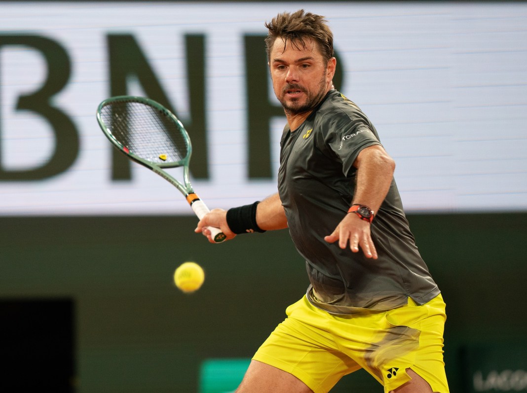 Stan Wawrinka gets ready to hit a forehand in his French Open match against Andy Murray.