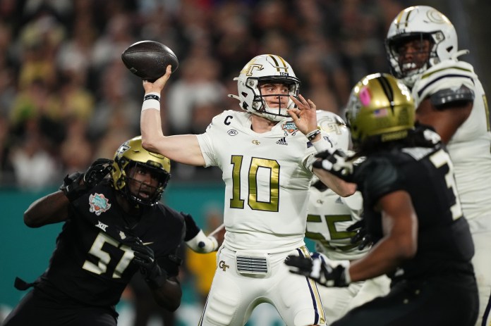 Georgia Tech Yellow Jackets quarterback Haynes King (10) attempts a pass during the first half of the Gasparilla Bowl against the UCF Knights at Raymond James Stadium in Tampa, FL, on December 22, 2023.