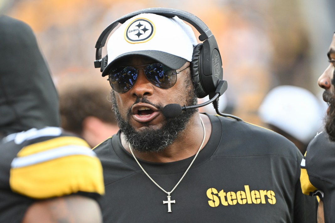 Steelers head coach Mike Tomlin talks to his team during Week 2 of the NFL preseason.