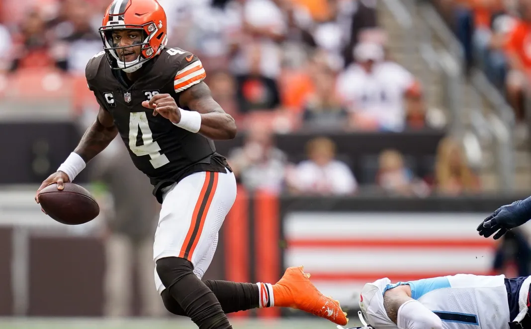 Syndication: The Tennessean Cleveland Browns quarterback Deshaun Watson (4) escapes from Tennessee Titans safety Amani Hooker (37)