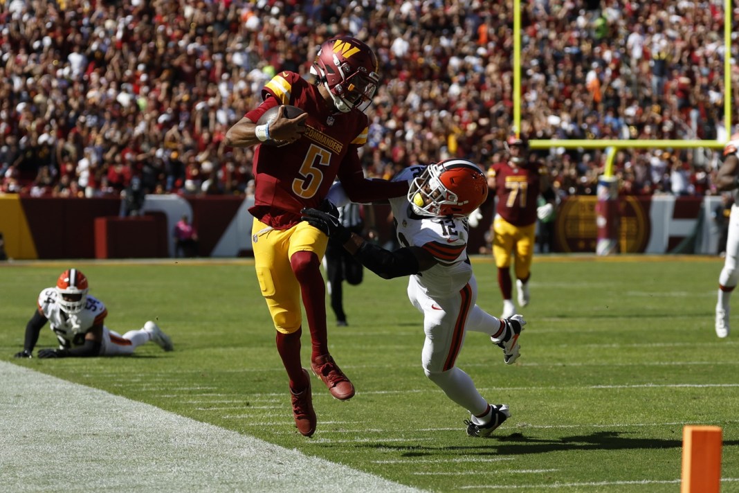 Washington Commanders quarterback Jayden Daniels (5) runs with the ball as Cleveland Browns safety Rodney McLeod Jr. (12) defends