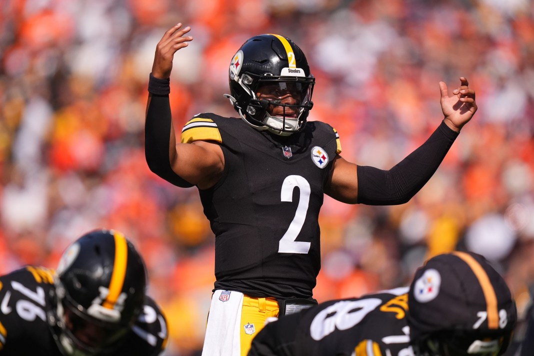 Steelers quarterback Justin Fields communicates with his team in a meeting with the Broncos.