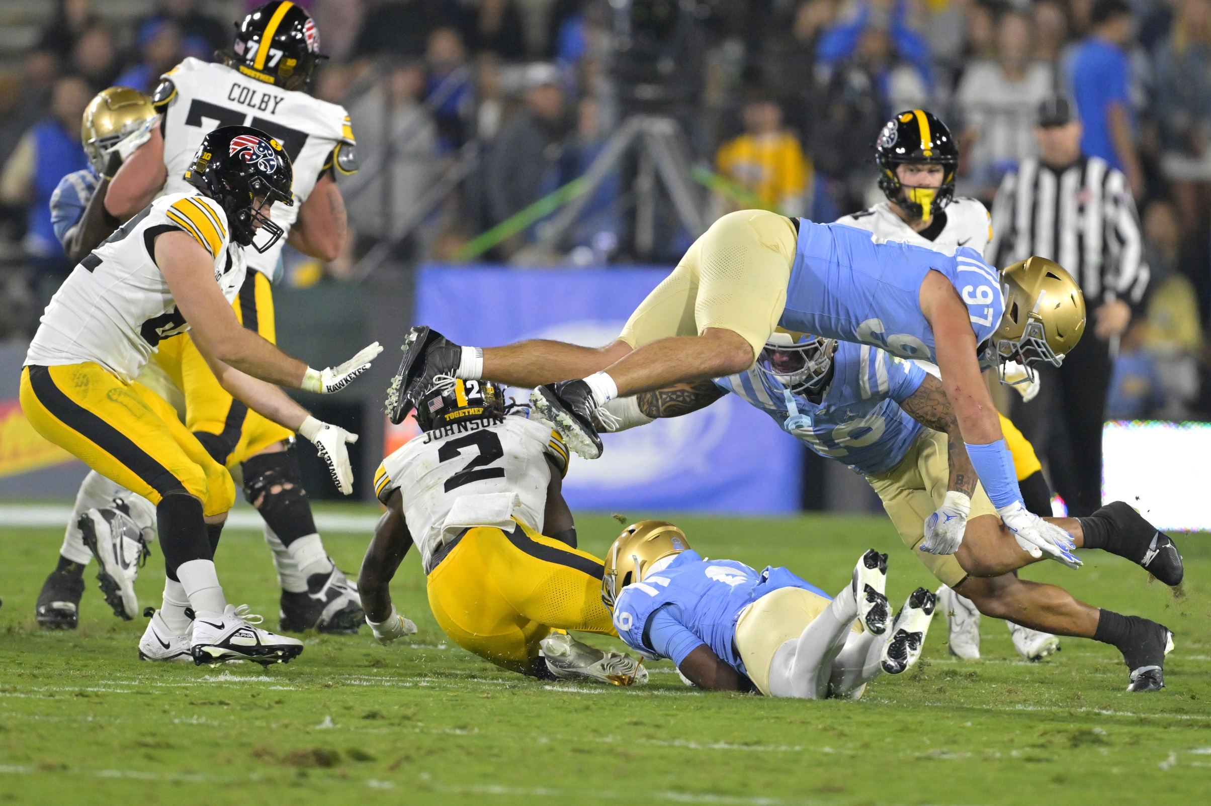 UCLA vs. Washington Prediction Week 12 College Football Picks VSiN