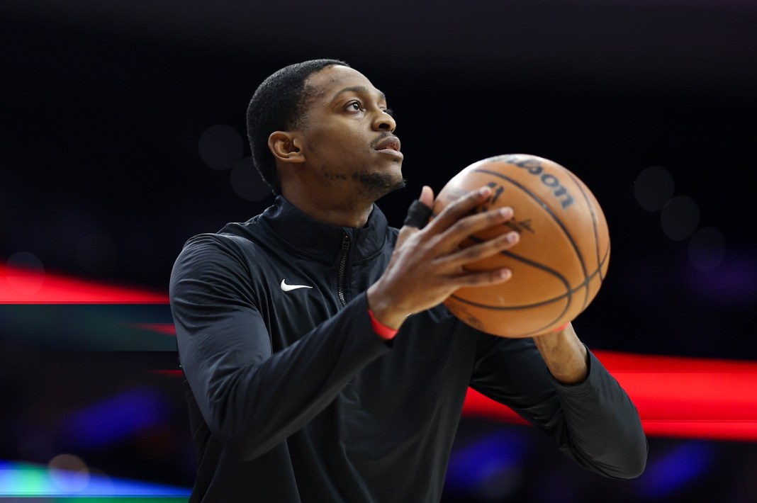 New Spurs guard De'Aaron Fox warms up in a meeting with the 76ers during the 2024-25 NBA season.