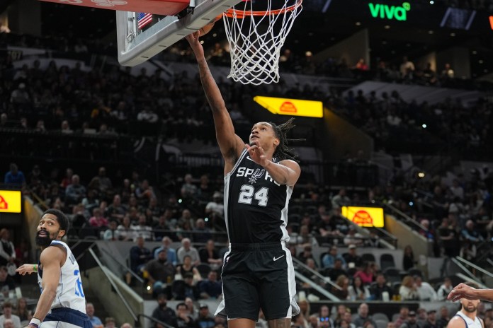 Spurs wing Devin Vassell makes a layup against the Mavericks during the 2024-25 NBA season.