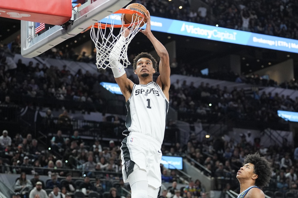 Spurs star Victor Wembanyama dunks against the Grizzlies during the 2024-25 NBA season.