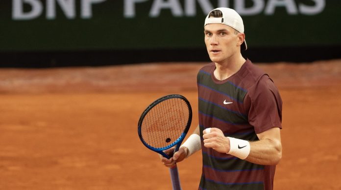 Jack Draper celebrates a point in a match against Mattia Bellucci at the 2025 French Open in Roland Garros.