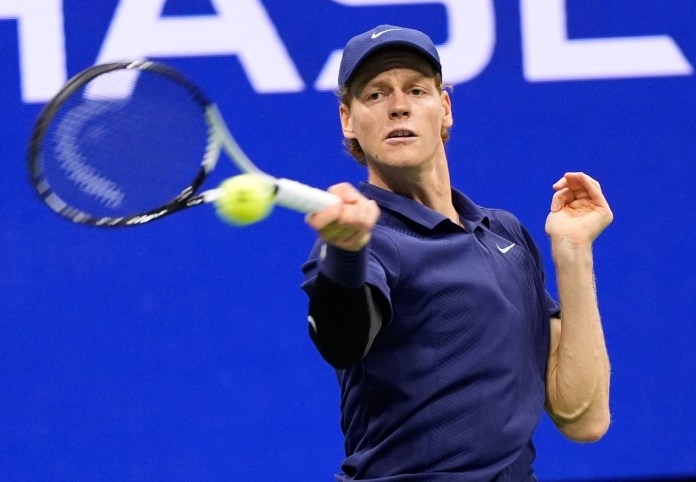 Jannik Sinner hits a forehand against Felix Auger-Aliassime at the 2025 US Open.
