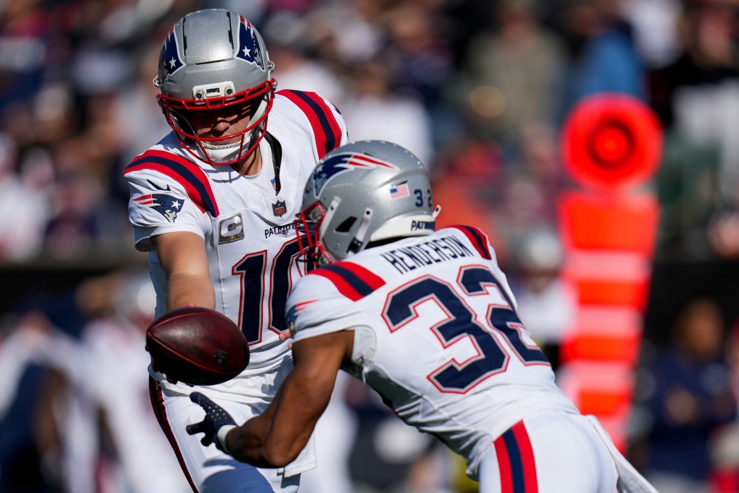 Patriots star Drake Maye hands the ball off to TreVeyon Henderson in a meeting with the Bengals during the 2025 NFL season.