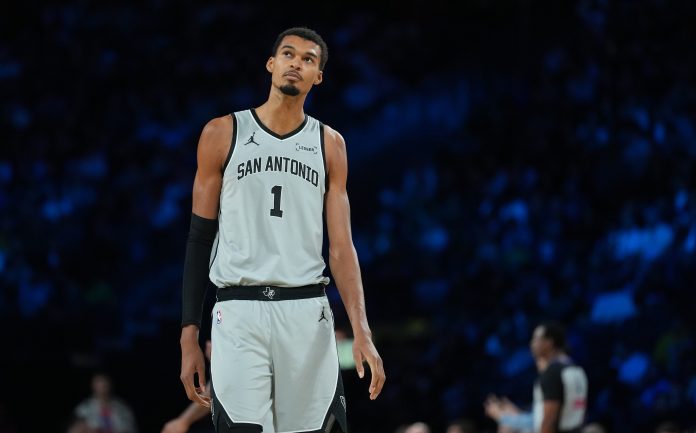 Spurs superstar Victor Wembanyama walks in a meeting with the Thunder during the 2025-26 NBA season.