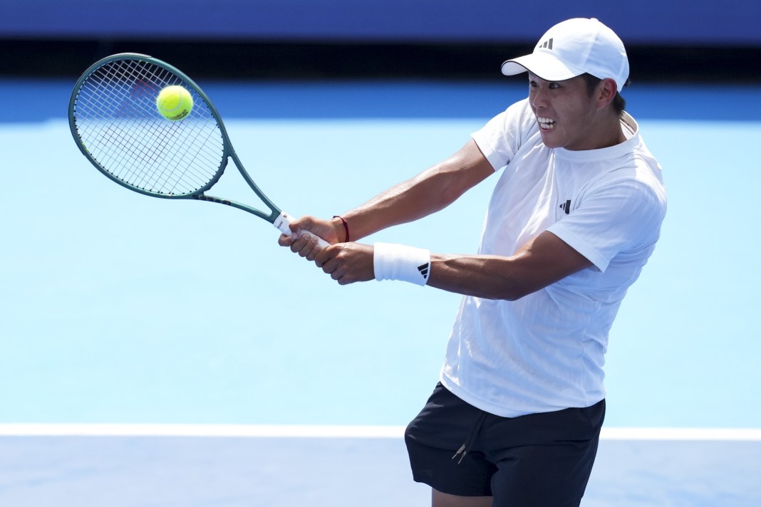 Learner Tien hits a backhand against Andrey Rublev at the 2025 Cincinnati Open.