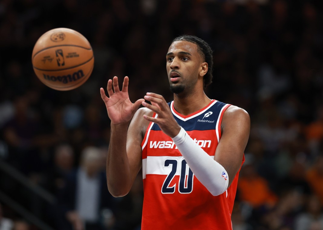 Wizards big man Alex Sarr catches the ball against the Suns during the 2025-26 NBA season.