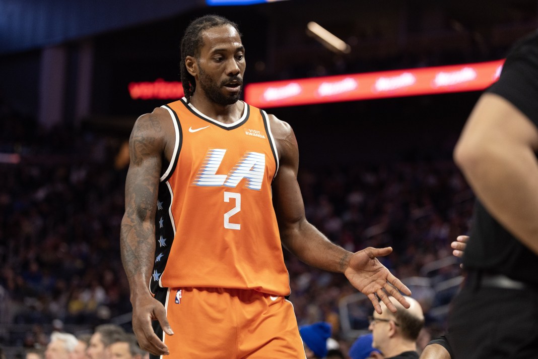 Clippers star Kawhi Leonard walks to the bench against the Warriors during the 2025-26 NBA season.