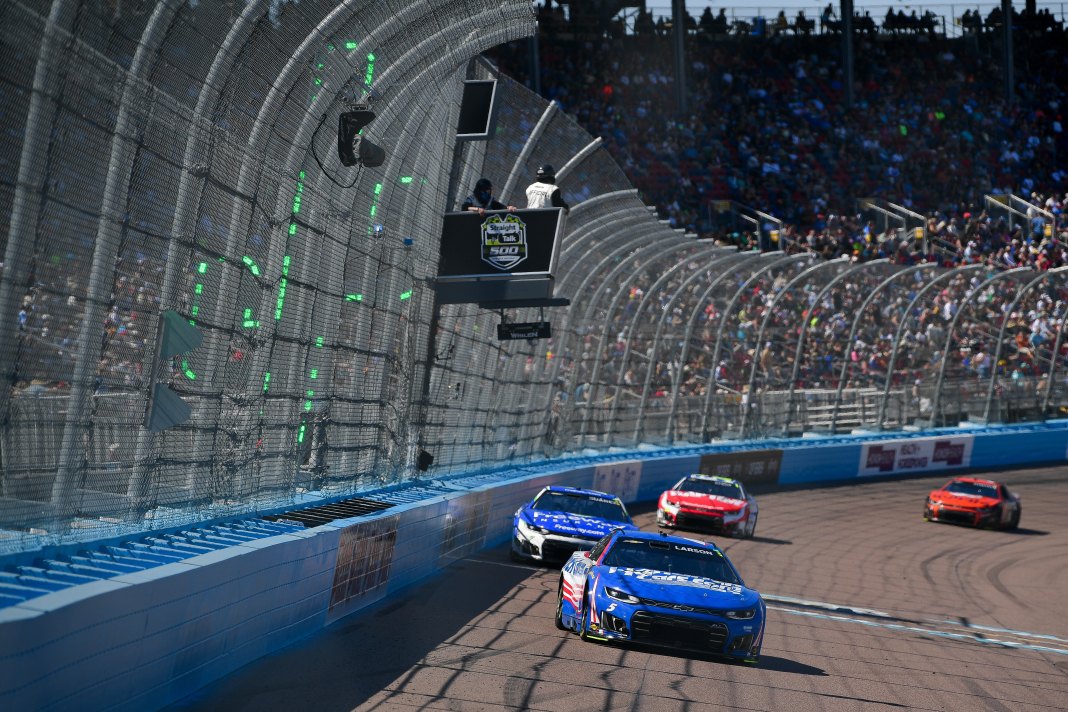 NASCAR: Straight Talk Wireless 500 Kyle Larson NASCAR driver