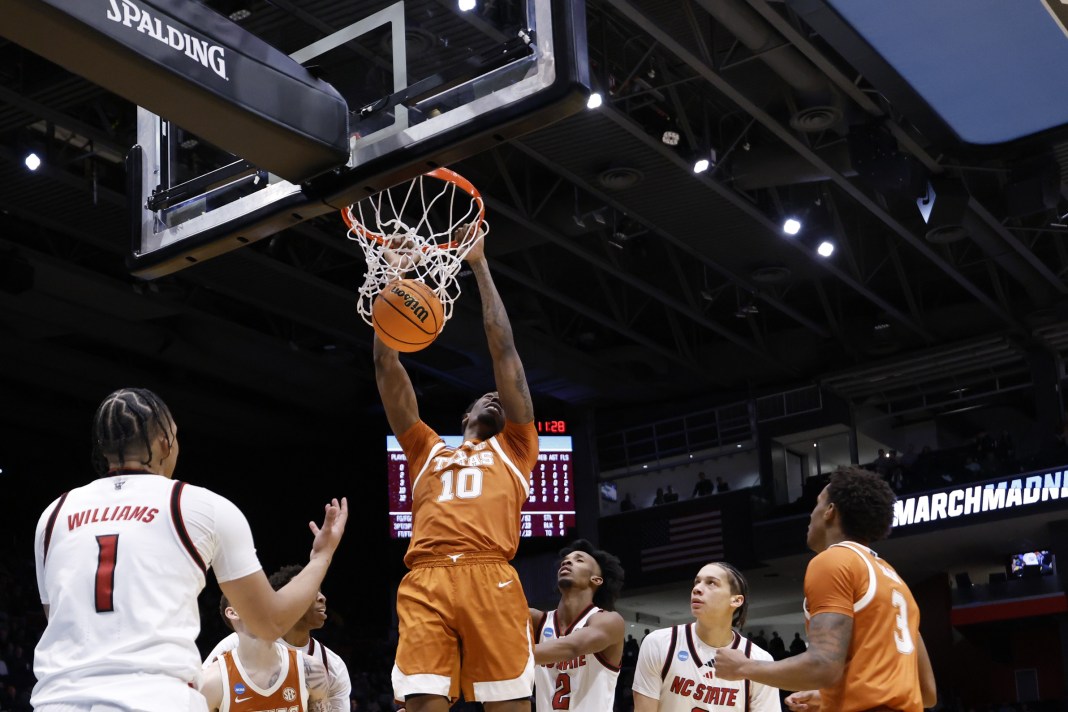 Texas Longhorns forward Nic Codie (10) dunks