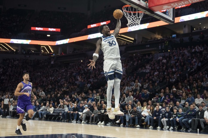 Timberwolves forward Julius Randle dunks against the Jazz during the 2025-26 NBA season.