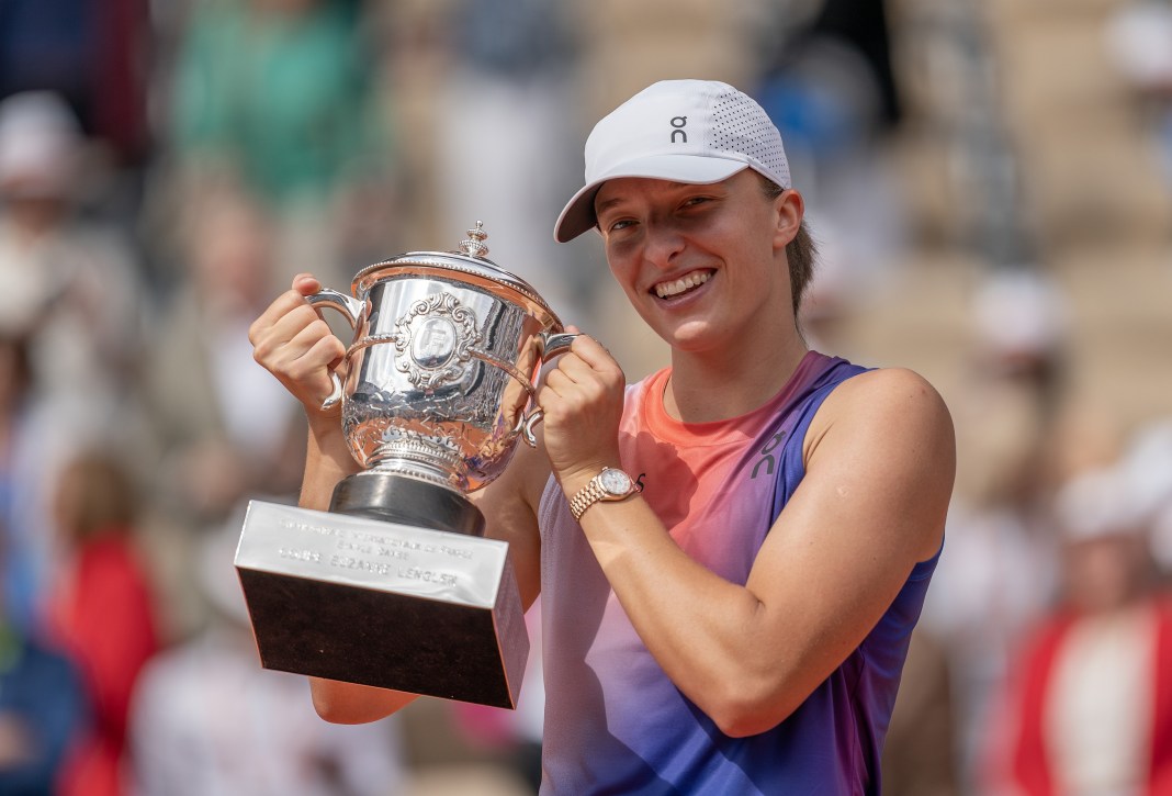 Iga Swiatek celebrates her 2024 French Open victory.