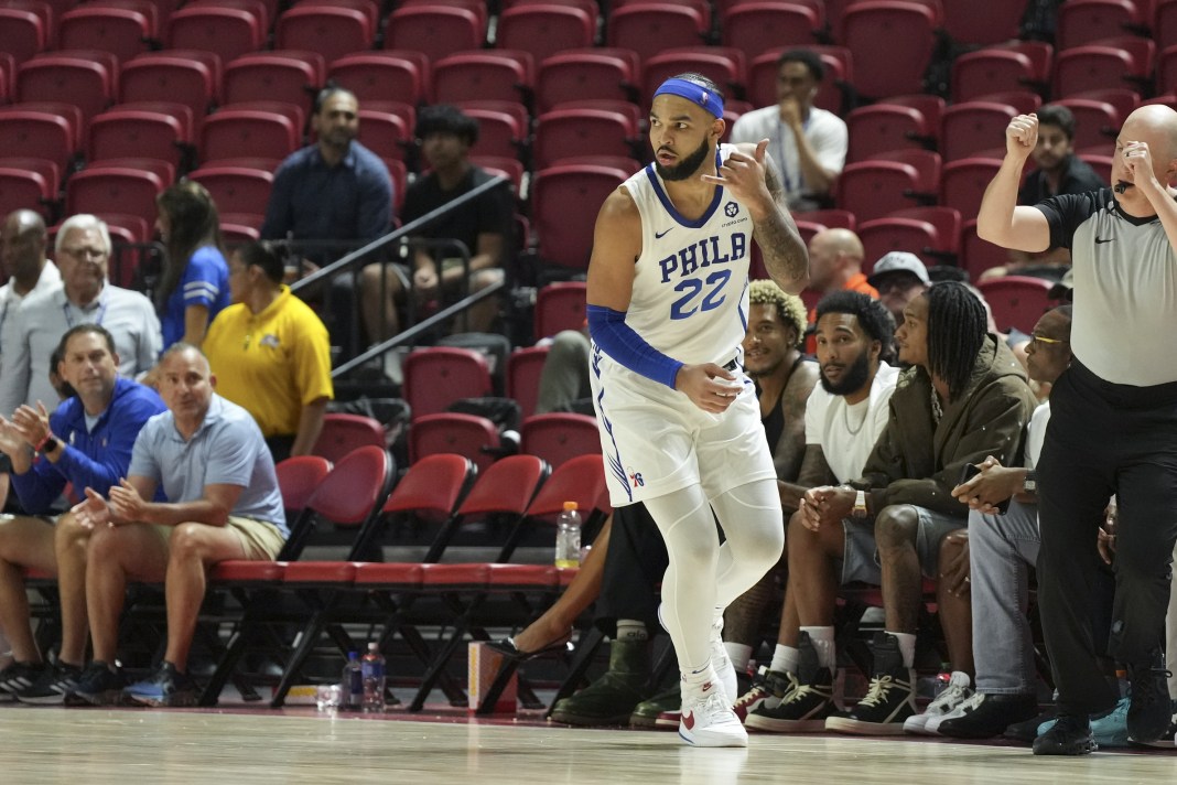 Johni Broome plays for the 76ers at Summer League in 2025.