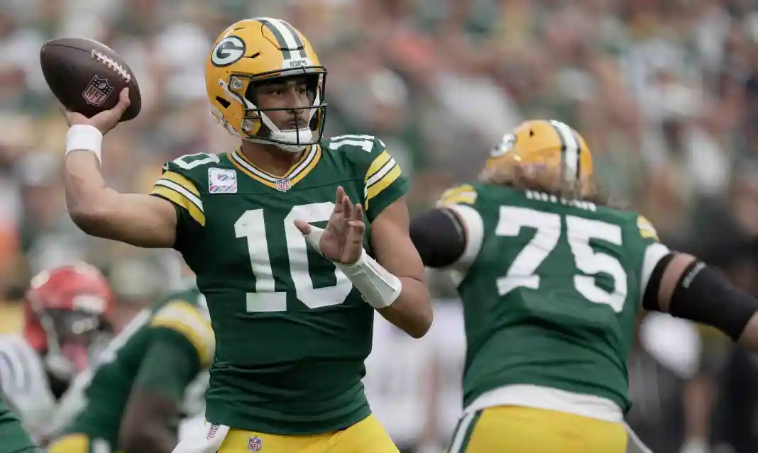 Green Bay Packers quarterback Jordan Love (10) throws a pass during the first quarter of their game against the Cincinnati Jordan Love, Green Bay Packers, NFL