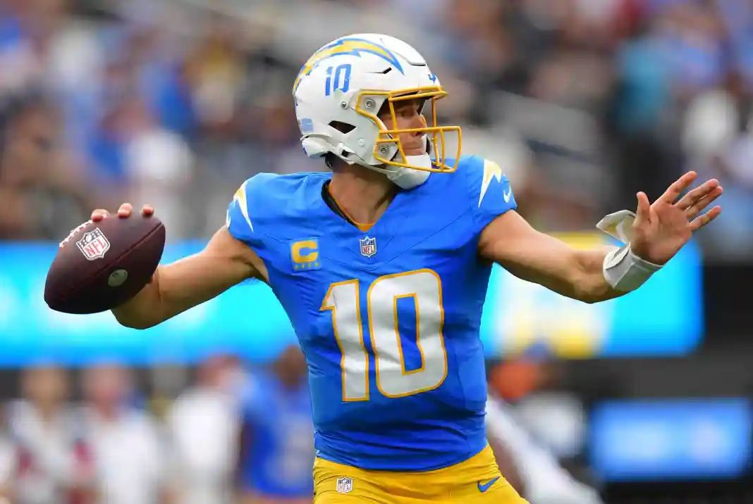 NFL: Las Vegas Raiders at Los Angeles Chargers Justin Herbert, Los Angeles Chargers, NFL