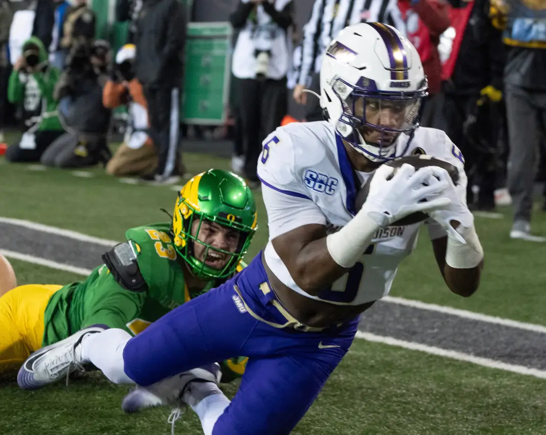 James Madisons George Pettaway, right, pulls down a touchdown reception ahead of Oregons Brayden Platt during the third troy vs. james madison week 9 prediction picks preview