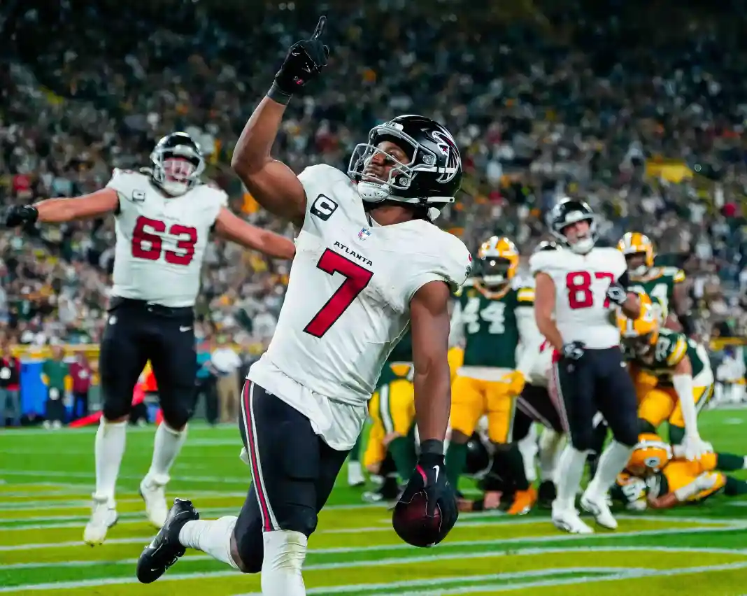 Atlanta Falcons running back Bijan Robinson (7) celebrates after scoring a touchdown against the Green Bay Packers on Thursday, Bijan Robinson, NFL