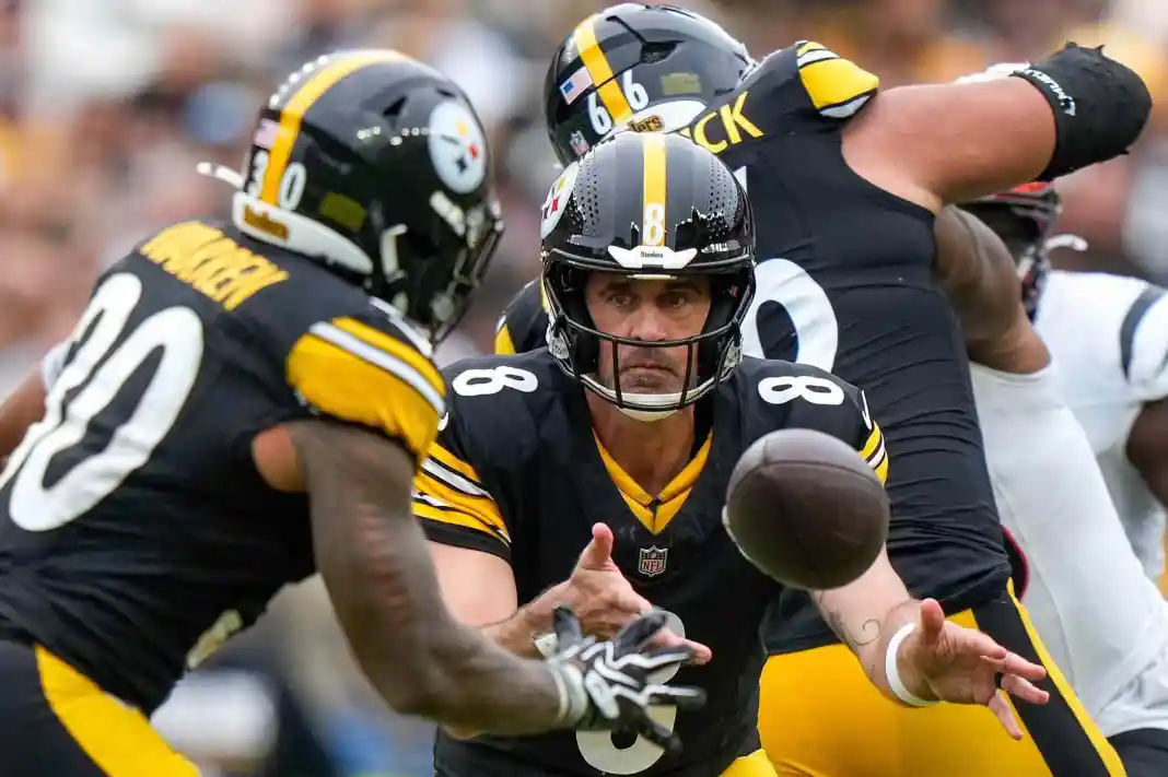 Aaron Rodgers (8) pitches to running back Jaylen Warren against the Bengals during the Steelers' 30-27 win at Acrisure Stadium Aaron Rodgers, Pittsburgh Steelers, NFL