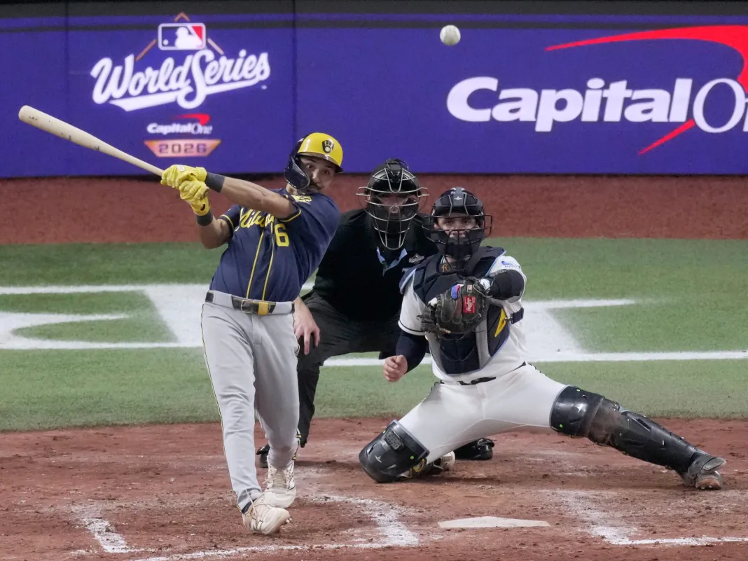 Milwaukee Brewers third baseman David Hamilton (6) hits an RBI single during the fifth inning of Game 3 of the World Series rays vs. brewers game 4 prediction world series preview