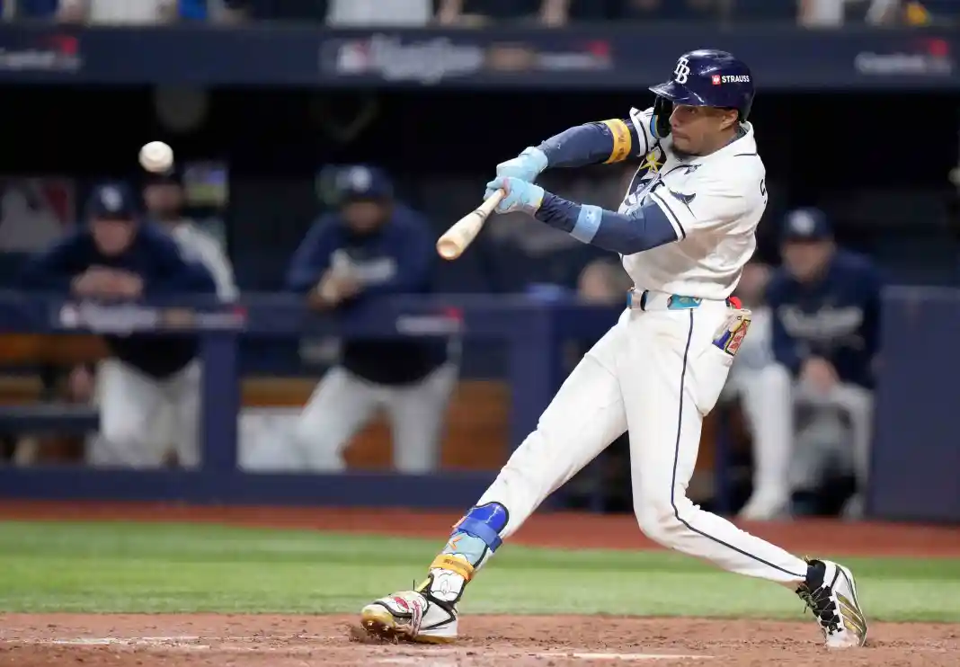 Tampa Bay Rays left fielder Chandler Simpson (14) gets a hit during the twelfth inning against the Milwaukee Brewers during Game Chandler Simpson, Tampa Bay Rays, MLB
